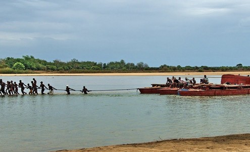 Video. Barge Haulers of the Mangoki River. The best vacation in Madagascar.