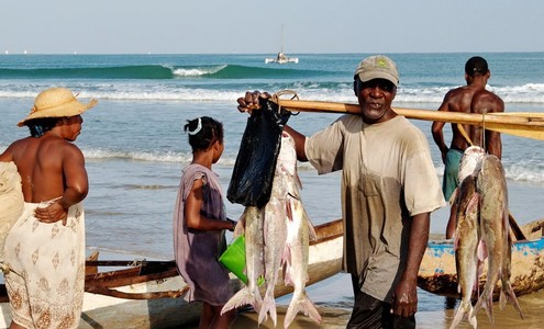 Видео. Местные рыбаки. Остров Мадагаскар.