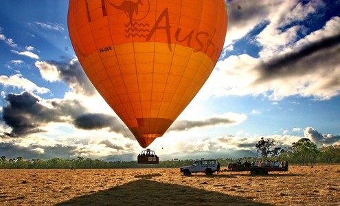 Video. Dawn in a hot air balloon. Australia.