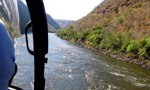 Видео. Экстремальный полёт на вертолёте над рекой Замбези.